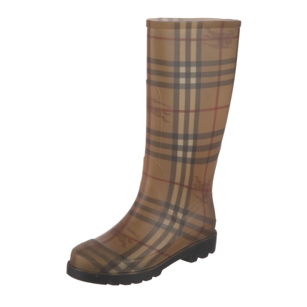 Burberry rain boots 🧣🤎🥯